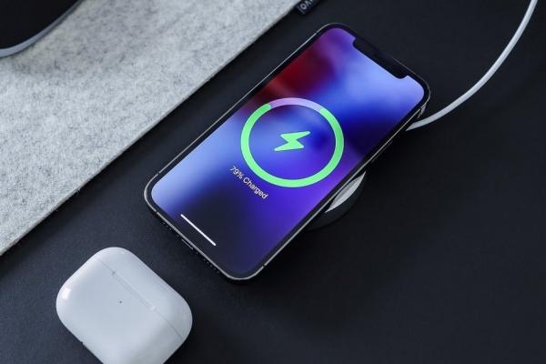 Surpriză în iOS 17.4 pentru utilizatorii de iPhone 12: Apple a activat Qi2 pentru încărcare wireless rapidă