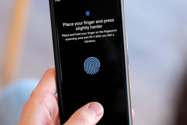 Galaxy S23 are probleme cu senzorul de amprente după actualizarea la One UI 6.1