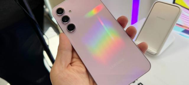 Cum îți dai seama dacă ai în față un Samsung Galaxy A55 sau A35? (Hands on Galaxy A55/ Impresii)