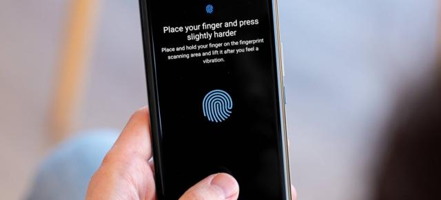 Galaxy S23 are probleme cu senzorul de amprente după actualizarea la One UI 6.1