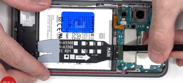 Samsung Galaxy A35 disecat în faţa camerei; Cât de uşor e de reparat? (Video)