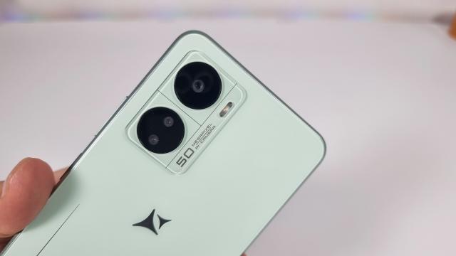 <b>Allview Soul X20 - Cameră cu opțiuni AI eficiente, capturi surprinzătoare în condiții low light</b>Allview Soul X20 e în esență un telefon accesibil, având în vedere că el costă sub 1000 lei la debut. Nu mă aștept la prea multe când vine vorba de captura foto, dar mă declar gata să fiu surprins. Începem cu camera selfie. Ea are 8 MP, e integrată 