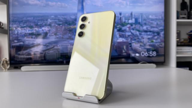 <b>Samsung Galaxy A55: Baterie neschimbată pe hârtie, dar oare avem upgrade-uri odată cu trecerea la Exynos 1480?</b>Samsung Galaxy A55 vine cu aceeași baterie de 5000 mAh văzută și pe A54, cât și pe A53, dar și cu același standard de încărcare la maxim 25W, care pare rămas în trecut. Dacă eficiența noului procesor Exynos 1480 de la interior se simte 