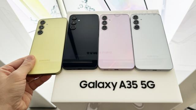 <b>Samsung Galaxy A35 hands-on: sticlă în spate, cameră principală nouă şi chiar un pic de AI</b>La final de lună martie cei de la Samsung România au ţinut un eveniment oficial, în cadrul căruia au prezentat cele mai noi telefoane midrange. E vorba despre Samsung Galaxy A35 şi Galaxy A55. Acesta din urmă a primit deja 