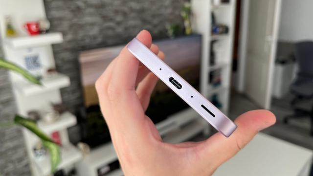 <b>Samsung Galaxy A35: Un setup stereo care livrează volum și sunet detaliat</b>La fel ca și fratele mai mare și mai scump și Samsung Galaxy A35 ne propune un setup stereo hibrid de difuzoare, cu earpiece ce ia rol de speaker + difuzor de la bază. Se crează astfel un sunet stereo și descoperim pe seama testelor 