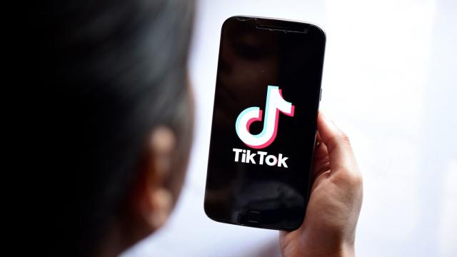 <b>Iată lista țărilor care au interzis TikTok și motivele care au dus la blocarea aplicației la nivel național; Urmează și România?</b>TikTok este una dintre cele mai populare aplicații în multe regiuni de pe glob, inclusiv în România. Din păcate, platforma media se află în centrul unor controverse serioase în mai multe țări din lume, unele trecând deja la acțiune și interzicând