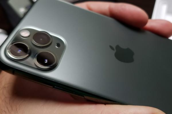 Apple iPhone 11 Pro Unboxing: singurul iPhone din 2019 pe care l-aş cumpăra, cel mai comod (Video)