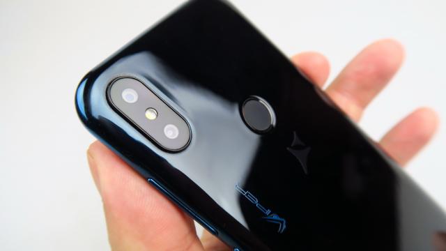 <b>Allview V4 Viper: Cameră bună la culori şi close-up</b>Telefoanele Allview din gama Viper au avut mereu suficientă cameră cât să facă nişte prim planuri OK pentru social media, poate şi ceva selfie-uri şi un minim de filmare. Acelaşi lucru se aplică şi la Allview V4 Viper, care la câteva sute de lei ne..