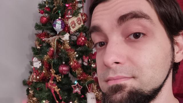 <b>Cum arată o zi petrecută cu Huawei Nova 5T: între gaming şi 4 camere cu AI numai bune de poze de Crăciun, plus fotografii nocturne memorabile</b>Nu ştiu ce aţi făcut voi de Crăciun, dar între două mese pline de sarmale, m-am relaxat cu ceva gaming pe mobil şi pozat bradul de Crăciun. Am avut un Huawei Nova 5T la îndemână pentru asta şi am prins şi ipostaze de Crăciun nocturne în mod fantastic..