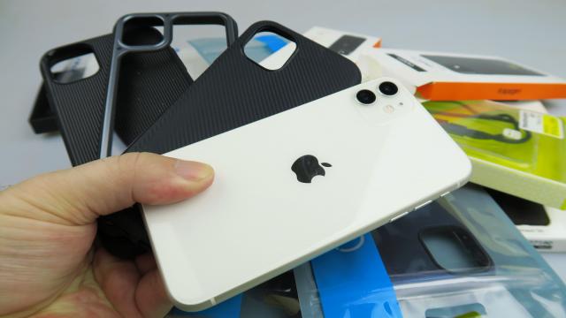 <b>O fi iPhone 11 mai ieftin, dar are nevoie de protecţie: prezentare huse iPhone 11 de la Mobiledirect.ro (Cubz, Spigen, Baseus) + Giveaway</b>Atunci când testăm telefoane cu ştaif, populare şi polarizante, avem grijă să le şi accesorizăm cum trebuie. În cazul lui iPhone 11 (best seller internaţional aşa mare încât a scăzut producţia de iPhone 11 Pro încât 