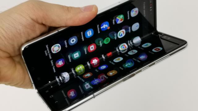 <b>Samsung Galaxy Fold: Benchmark-uri peste aşteptări, peste alţi Androizi</b>Samsung Galaxy Fold are dotări de flagship S10 american, adică procesor Snapdragon 855, alături de 12 GB RAM şi stocare UFS 3.0 de 512 GB. Nu avem slot microSD aici, dar nu ne plângem. Nu avem nici lag şi rulăm orice joc ne dorim pe FPS-uri înalte de tot.