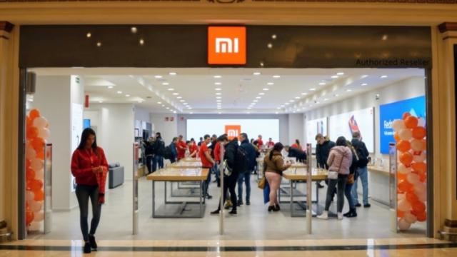 <b>După 10 ani de existenţă Xiaomi am aflat de la ce vine logo-ul companiei şi particula "Mi"</b>2020 e un an mare pentru Xiaomi, care îi găseşte pe chinezi pe locul întâi în pieţe uriaşe ca India, dar şi crescuţi foarte mult în Europa. E şi un an special de aniversare, compania împlinind 10 ani de existenţă