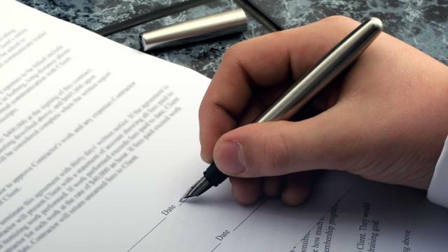 <b>[UPDATE: Declarație oficială Telekom] Telekom acuzată că a falsificat semnăturile clienţilor şi a inventat contacte; Poliţia a intrat pe fir</b>Telekom România are probleme serioase de imagine, după ce Libertatea a publicat un reportaj în care îi acuză de "facturi umflate cu contracte inventate". Aparent, zeci de oameni au mers la Poliţie pentru a acuza 