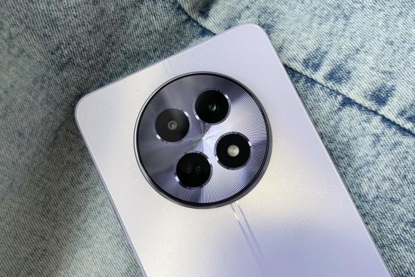 Prezentare realme 12 5G: Rețeta „clasică” de smartphone arătos cu câte puțin din toate, dar oare merită?