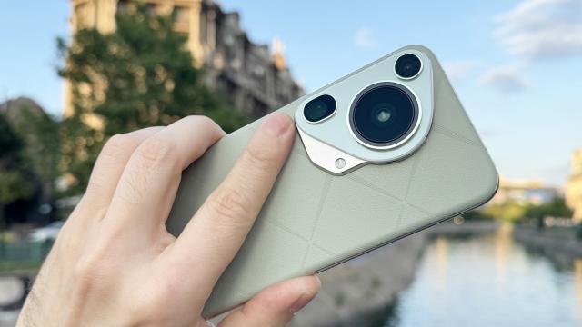 <b>Huawei Pura 70 Ultra: Benchmark-uri mai înclinate spre ex-flagship-uri</b>Huawei Pura 70 Ultra are la bord controversarul deja procesor Kirin 9010, producţie SMIC. E un CPU de 7 nm, care e inspirat de Kirin 9000, pe care îl ştiam deja. E însoţit de 16 GB RAM şi 512 GB stocare. La testul de throttling telefonul a pierdut 26%