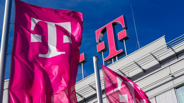 <b>Telekom România vândută către Digi și omul de afaceri Adrian Tomșa (Prima TV); Acord de principiu încheiat</b>Digi România, condusă de Zoltan Teszari, și omul de afaceri Adrian Tomșa, care deține Prima TV, vor să cumpere Telekom România. Tranzacția s-ar face prin West Network Invest S.R.L., unde Digi deține majoritatea, iar Clever Media are o parte mai mică.