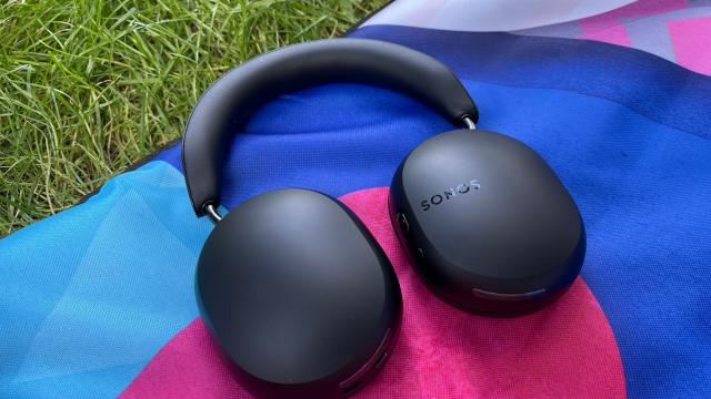 <b>Sonos Ace Review: căștile wireless over-ear ce aduc acustica premium Sonos și în zona de purtabile, cu super autonomie, ANC de excepție</b>Finalul de primăvară a venit cu o surpriză din partea celor de la Sonos, compania anunțând primele căști din portofoliu și anume Sonos Ace. Acestea adoptă un design over-ear și vin pe piața audio premium ca rival pentru modele 