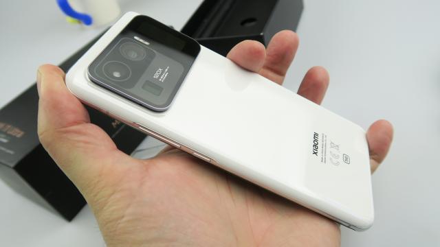 <b>Xiaomi Mi 11 Ultra: Hardware complet utilat, nu cred că puteam cere mai mult</b>Xiaomi Mi 11 Ultra este vârful tehnologic oferit de Xiaomi în acest moment, având cele mai bune dotări posibile. Nu face rabat de la nimic, sau mai bine zis mai nimic. Poate doar slotul microSD... Are ecranul AMOLED de 6.81 inch WQHD+ de pe Mi 11