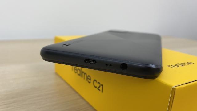 <b>Realme C21: Conectivitate cu 4G, dual SIM, microUSB 2.0</b>Realme C21 este un telefon dual SIM, cu două sloturi nano SIM şi mulţumit cu conectivitatea 4G. Are WiFi b/g/n, adică doar în banda de 2.4 GHz, nu şi cea de 5 GHz. Are port microUSB 2.0 jos, pentru alimentare, inclusiv inversă a altor dispozitive