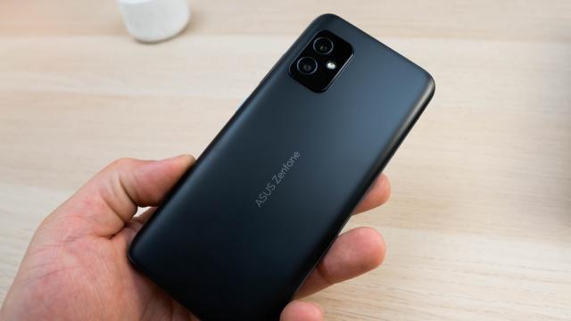 <b>ASUS ZenFone 8: Hardware adecvat unui flagship din 2021, cu RAM din plin</b>ASUS ZenFone 8 ne-a sosit în cea mai puternică versiunea posibilă, cu 16 GB RAM şi 256 GB stocare. Vorbim aici despre un hardware de flagship tipic de an 2021, care implică evident un procesor Qualcomm Snapdragon 888, acompaniat de un ecran AMOLED