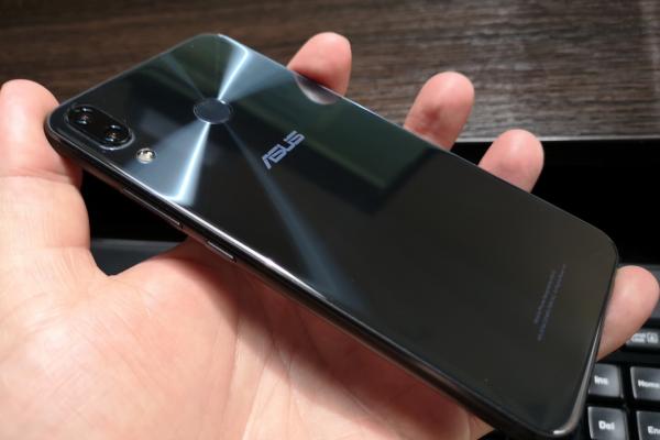 ASUS ZenFone 5z: Design uşor de confundat cu al lui ZenFone 5