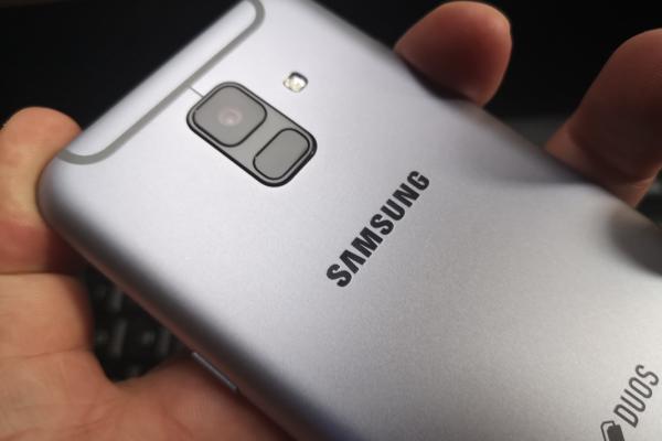 Samsung Galaxy A6 (2018): Cameră mai mult de Galaxy J, decât de Galaxy A