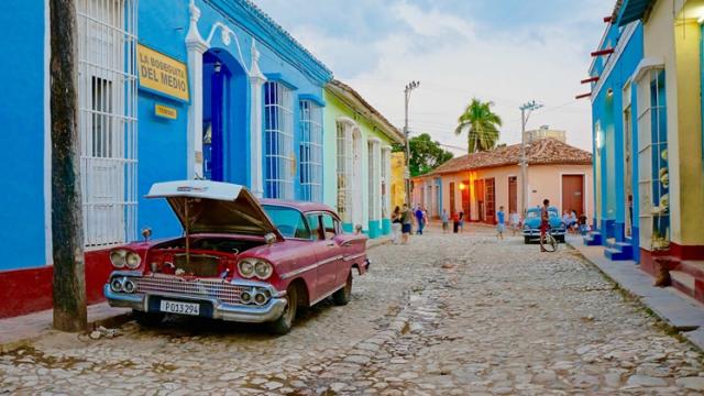 <b>Cuba are mai nou Internet mobil, după o lungă aşteptare; Tarifele sunt mari, vitezele scăzute</b>După o lungă perioadă de așteptare Cuba are în sfârșit internet mobil, conectivitate care deși binevenită aduce viteze scăzute și tarife uriașe pentru populație. Acesta este un pas din modernizarea țării și aflăm că până acum națiunea nu se putea