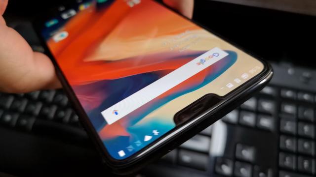 <b>OnePlus 6 Review</b>OnePlus 6 a ajuns în sfârşit la Mobilissimo.ro, pentru că ne-a stârnit curiozitatea şi pentru că ştim că este unul dintre telefoanele care vă interesează cel mai mult pe voi cititorii. Lansat în luna mai a acestui an, este unul dintre cele mai accesibile 