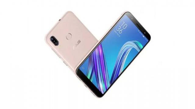 <b>ASUS ZenFone Max Pro M1 primeşte o nouă versiune cu extra RAM şi camere mai bune</b>Descoperim la final de săptămână faptul că taiwanezii de la ASUS aduc pe piață o versiune refinisată a smartphone-ului ZenFone Max Pro M1, model care aduce la pachet mai mult RAM și spre mirarea tuturor chiar o pereche de camere foto mai bine