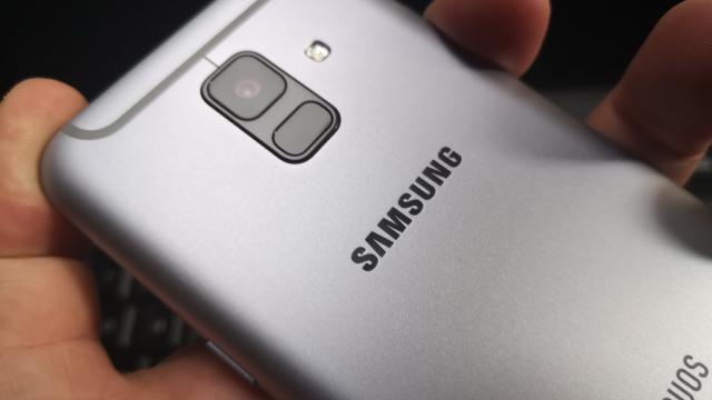 <b>Samsung Galaxy A6 (2018): Cameră mai mult de Galaxy J, decât de Galaxy A</b>Samsung Galaxy A6 (2018) vine cu o cameră de 16 megapixeli în spate, cu deschidere F/1.7 şi autofocalizare, PDAF, dar şi bliţ LED. Nici în faţă nu stăm rău, cu o cameră de 16 megapixeli, cu deschidere F/1.9 şi propriul bliţ LED.