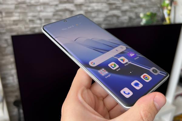 Realme GT 6: Display de flagship pe bune, super luminos și cu panou LTPO 1-120Hz