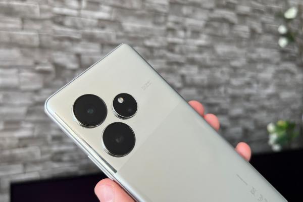 Realme GT 6: Design-ul oglindă care atrage priviri și.. selfie-uri