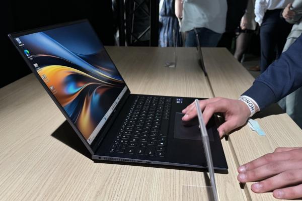 Hands-on la Paris: HONOR MagicBook Pro 16 cu ecran 3K și Intel Core Ultra; Primele impresii despre un laptop de top