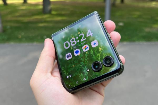 Motorola RAZR 50 Ultra: Design super compact + accesoriu trendy care transformă telefonul în gentuță