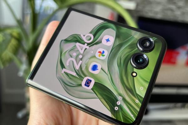 Motorola RAZR 50 Ultra Unboxing: verde măslină şi curelușă, cel mai mare ecran extern de pliabil cu clapeta (Video)