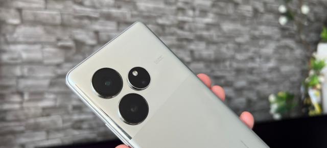 Realme GT 6: Design-ul oglindă care atrage priviri și.. selfie-uri