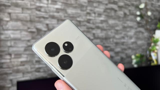 <b>Realme GT 6: Design-ul oglindă care atrage priviri și.. selfie-uri</b>Realme a adus mereu ceva special în design-ul telefoanelor sale iar realme GT 6 nu face excepție, oferind un element pe care publicul feminin și nu numai îl va îndrăgi. Mă refer la look-ul pe care compania îl numește “Nano Mirror Design” cu referire la ac