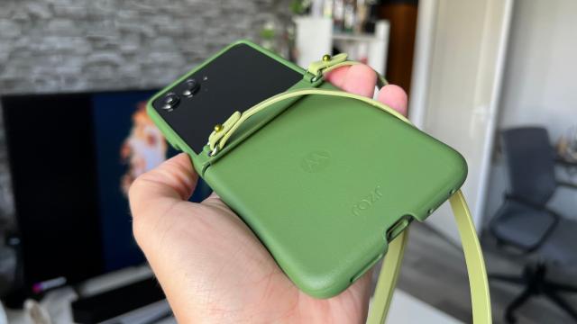 <b>Motorola RAZR 50 Ultra: Sunet de calitate livrat de difuzoarele stereo, plus Snapdragon Sound</b>Și Motorola RAZR 50 Ultra vine la posturi cu un setup de difuzoare stereo, în combo hibrid, adică difuzor clasic jos și earpiece sus care preia rol de difuzor audio. Bifăm aici acustică