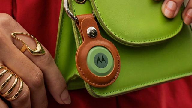 <b>Motorola prezintă Moto Tag: Un nou tracker cu Bluetooth și conectivitate UWB pentru telefoane Android, rival Apple AirTag</b>De ceva timp au apărut pe piață trackere de localizare ce folosesc Bluetooth, respectiv conectivitate UWB. Până acum Apple și Samsung au finisat această tehnologie, oferind aplicații dedicate pentru găsirea rapidă a accesoriilor și device-urilor