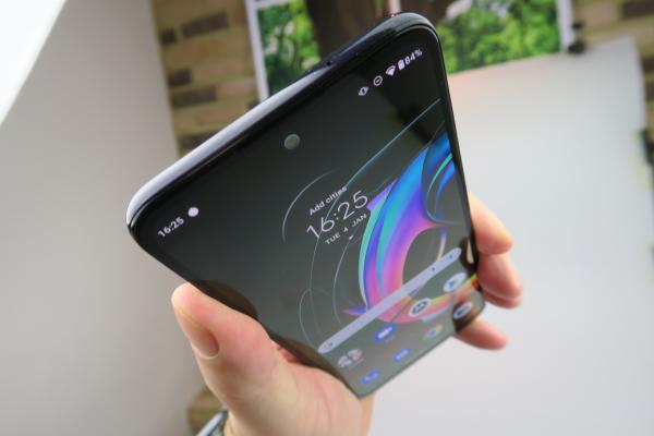 Turul Magazinelor #1334: Purificatoare de aer şi telefoane cu ecran OLED sub 1000 lei, laptop cu ecran OLED la ofertă