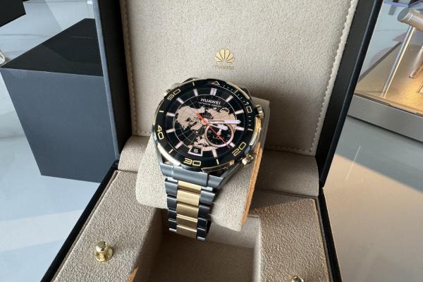 Am pus mâna pe ceasul de AUR de la Huawei: Watch Ultimate Design îţi e adus acasă de un angajat al companiei (Video)