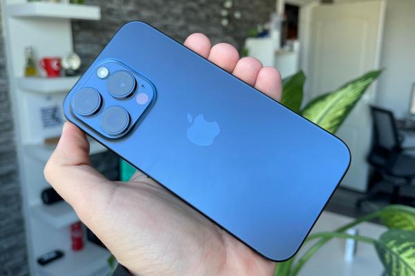 Apple iPhone 15 Pro Unboxing: mai comod, mai puternic... şi cam atât (Video)