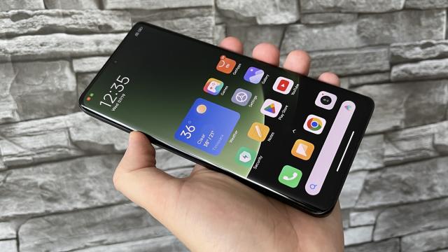 <b>Xiaomi 13 Ultra: OS, UI, aplicaţii cu... niscaiva probleme în versiunea din China</b>Legat de software, modelul testat de noi este unul destinat pieței din China. Testăm oarecum forțat/ nevoit această variantă - neavând altă alternativă. Facem asta deoarece anul trecut am renunțat la a mai prezenta Ultra, care nici el nu a venit oficial