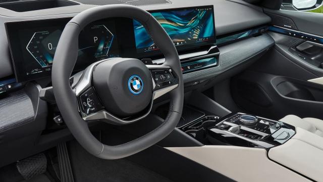 <b>Evită încărcarea wireless din BMW dacă ai un iPhone 15; Cipul NFC s-ar putea defecta astfel</b>Continuă problemele pentru iPhone 15 și de această dată nu vorbim despre supraîncălzire, ci despre cipul NFC care încetează să funcționeze atunci când îți încarci noul telefon într-un automobil BMW pe pad-ul dedicat de alimentare wireless