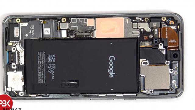 <b>Deși abia a fost anunțat, Google Pixel 8 a primit o disecție video; Cât de ușor se repară noul flagship?</b>După săptămâni de teasere și scăpări însemnate pe web, Google a prezentat oficial noile telefoane din portofoliu - Pixel 8 și Pixel 8 Pro. Se află momentan în perioadă de precomandă, doar că unii YouTuberi au pus mâna deja pe aceste terminale
