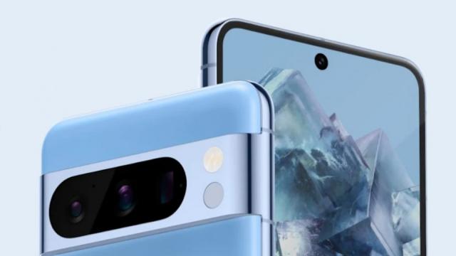 <b>Google va furniza componente de schimb timp de 7 ani pentru noile telefoane Pixel 8 </b>Google Pixel 8 a debutat pe 4 octombrie, alături de Pixel 8 Pro şi vestea principală e că telefoanele primesc 7 ani de actualizări Android. Cifra 7 mai apare într-un context, tot unul pozitiv: 7 ani de componente de schimb oferit de Google 