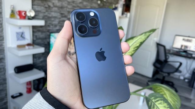 <b>Apple iPhone 15 Pro review detaliat în limba română (Evaluare Mobilissimo)</b>Apple a revenit în 2023 la strategia din 2020, când ne-a oferit un iPhone 12 Pro Max cu upgrade-uri de cameră pe care nu le găseam pe iPhone 12 Pro. Era vorba despre tehnologia de stabilizare Sensor Shift la acea vreme. Acum iată-ne în 2023