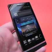 Review Sony Xperia S - Încărcare rapidă, carcasă anti-murdarire și transparență atractivă, plus mici defecte (Video)