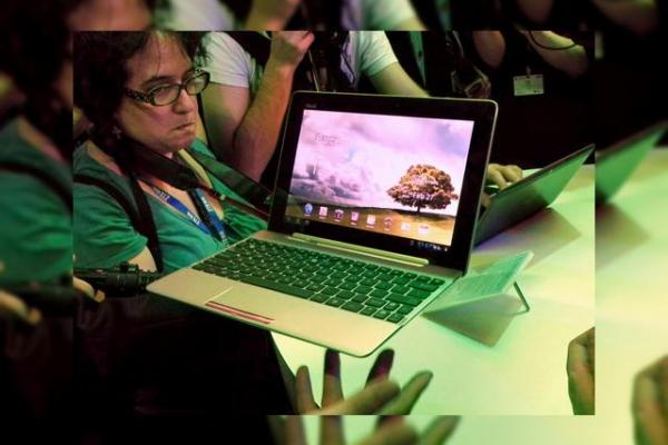 MWC 2012: ASUS Transformer Pad 300 preview - tableta quad core pentru tineri (Video)