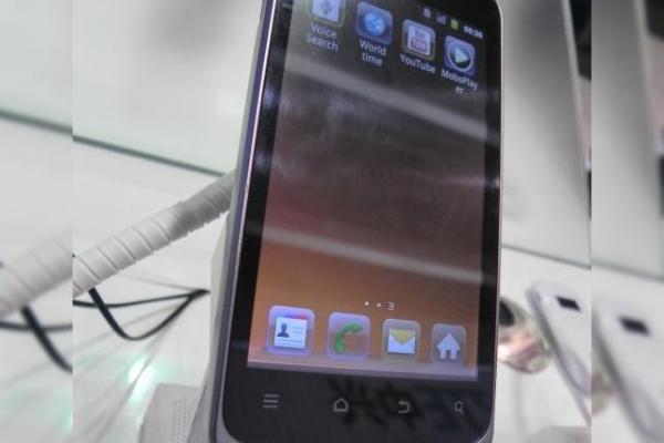MWC 2012: ZTE Acqua preview video - telefon accesibil cu ecran de 4 inch, dotări modeste (Video)